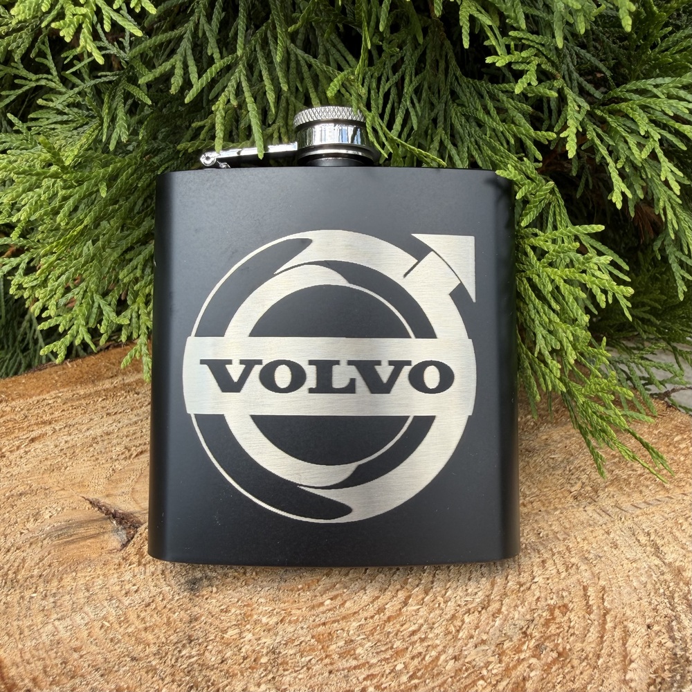 Detail gravírovania ploskačky Volvo